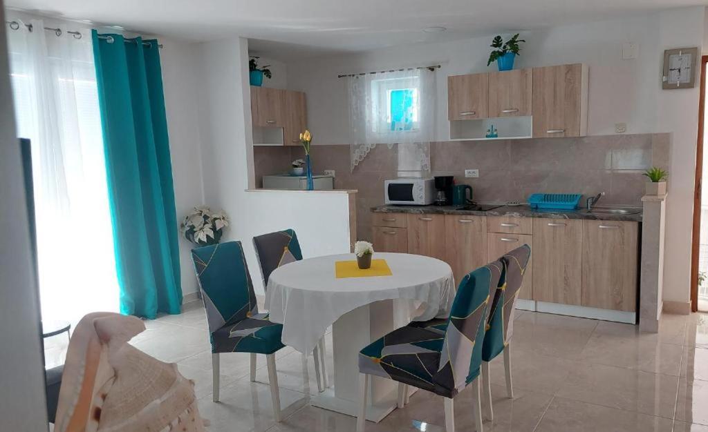 Apartments Mestral Baška Voda Екстериор снимка
